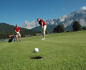 Golfplatz mit herrlichem Bergpanorama